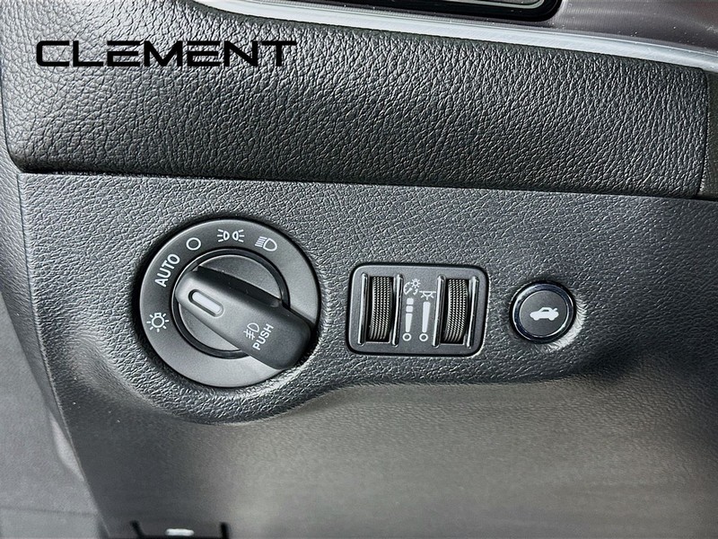 Dodge Challenger Vehicle Full-screen Gallery Image 12