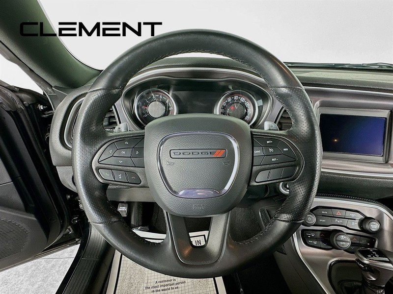 Dodge Challenger Vehicle Full-screen Gallery Image 14