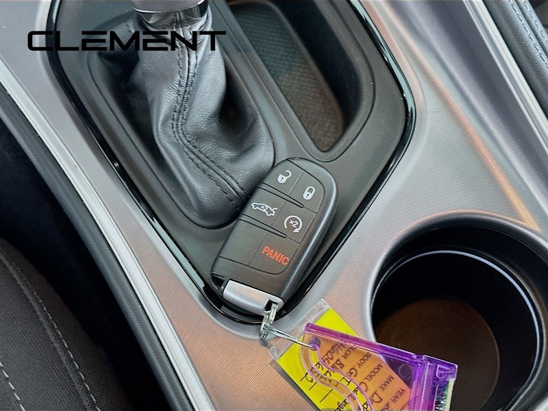 Dodge Challenger Vehicle Full-screen Gallery Image 23