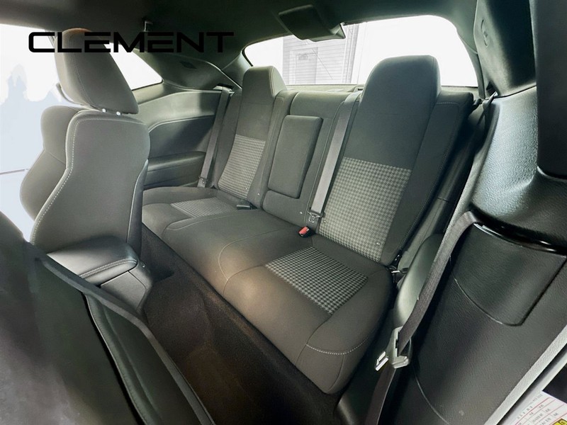 Dodge Challenger Vehicle Full-screen Gallery Image 29