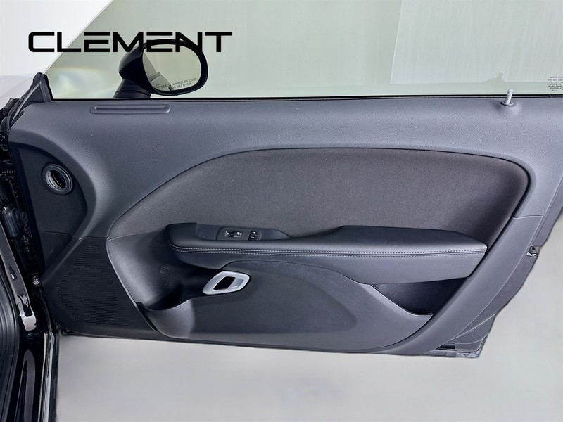 Dodge Challenger Vehicle Full-screen Gallery Image 32