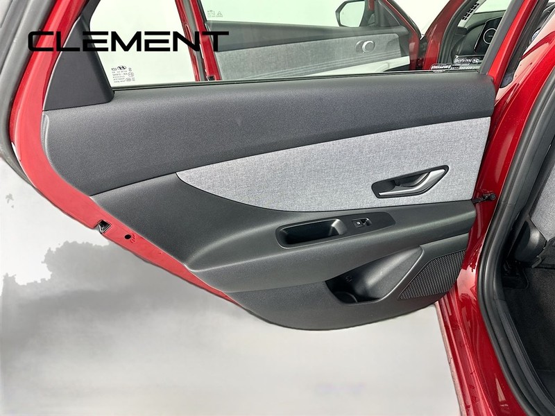 Hyundai Elantra Hybrid Vehicle Full-screen Gallery Image 31