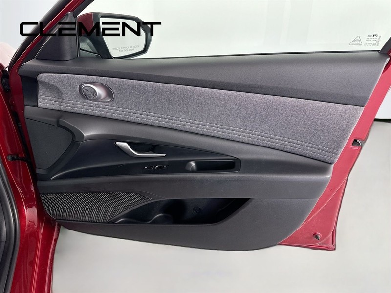 Hyundai Elantra Hybrid Vehicle Full-screen Gallery Image 35