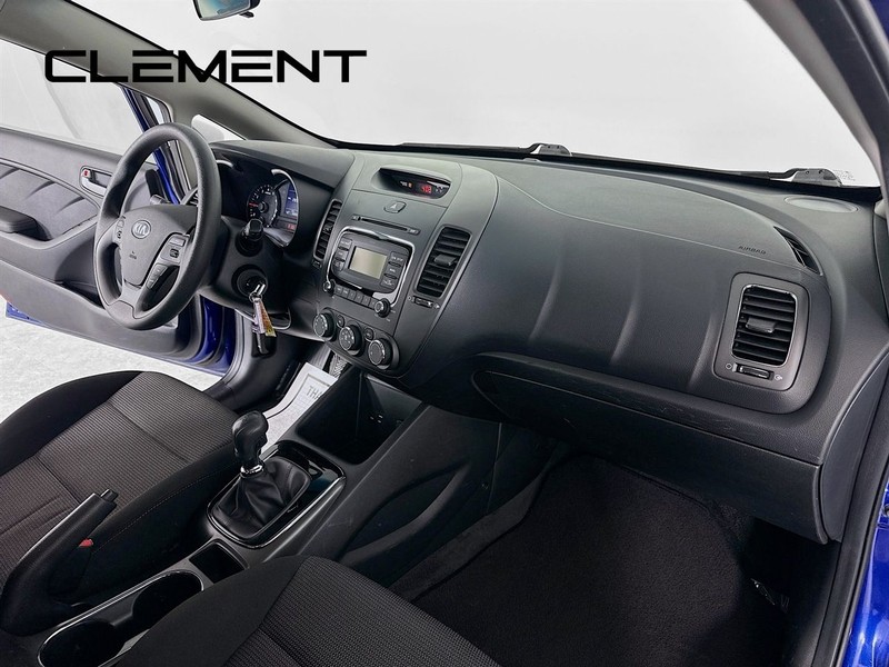 Kia Forte Vehicle Full-screen Gallery Image 31