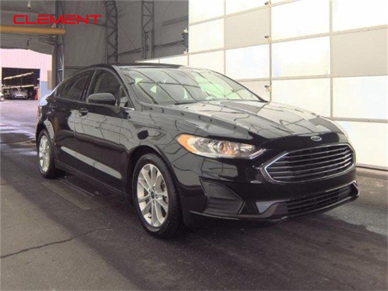 Ford Fusion Vehicle Full-screen Gallery Image 2