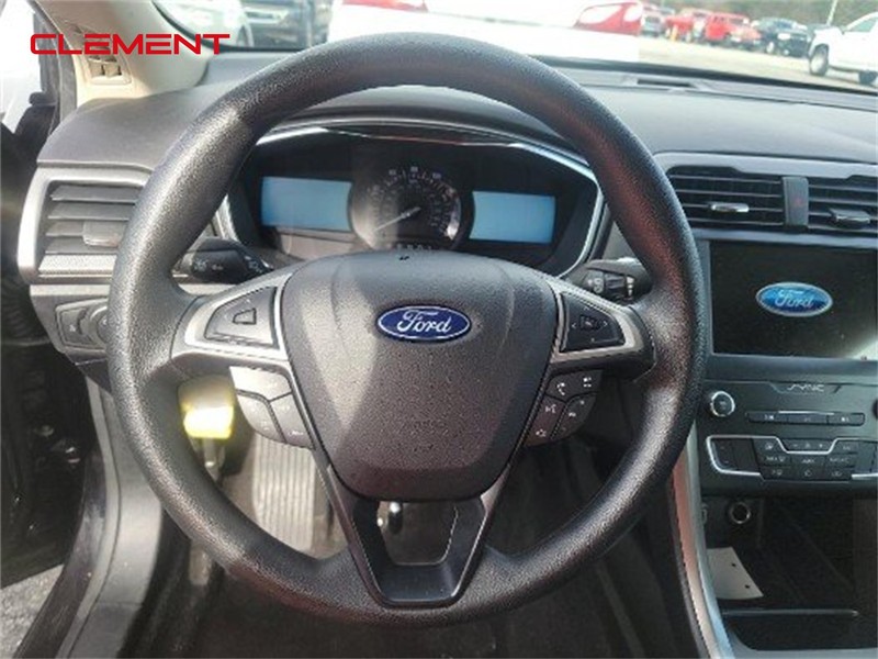 Ford Fusion Vehicle Full-screen Gallery Image 3