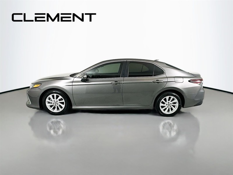 Toyota Camry Vehicle Full-screen Gallery Image 4