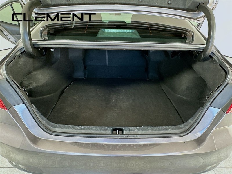 Toyota Camry Vehicle Full-screen Gallery Image 10