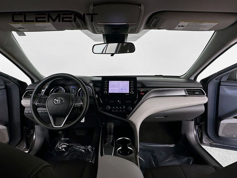Toyota Camry Vehicle Full-screen Gallery Image 11