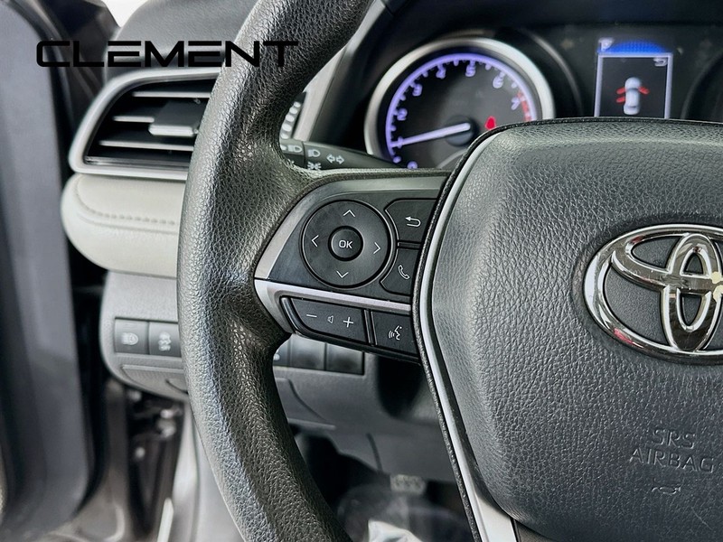 Toyota Camry Vehicle Full-screen Gallery Image 15