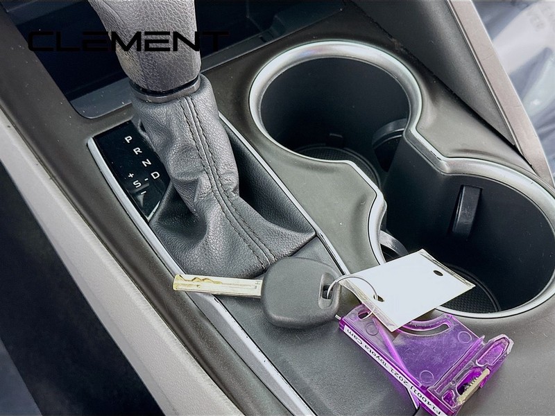 Toyota Camry Vehicle Full-screen Gallery Image 23