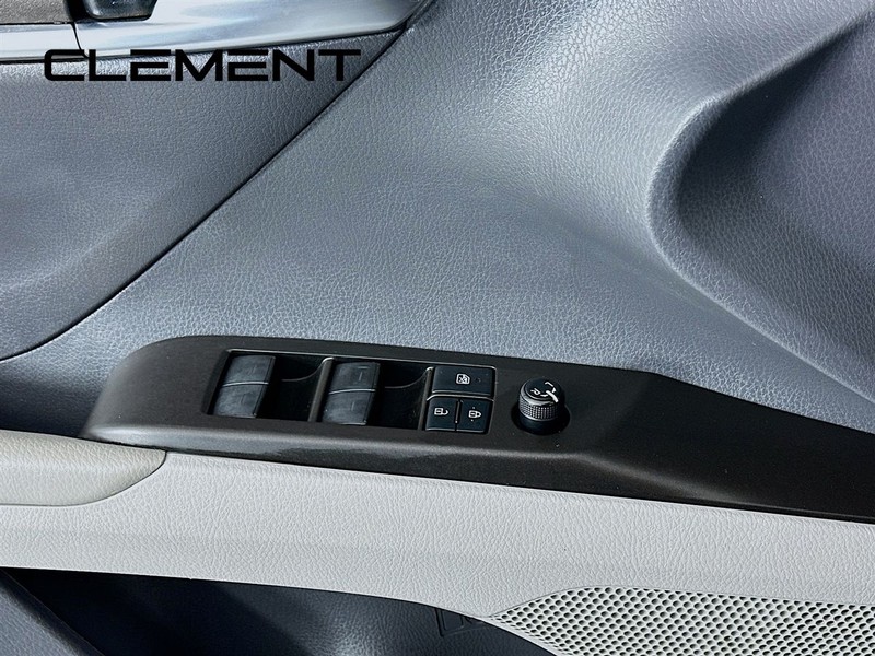 Toyota Camry Vehicle Full-screen Gallery Image 24