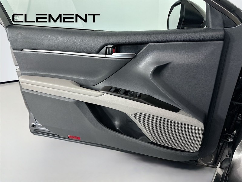 Toyota Camry Vehicle Full-screen Gallery Image 26