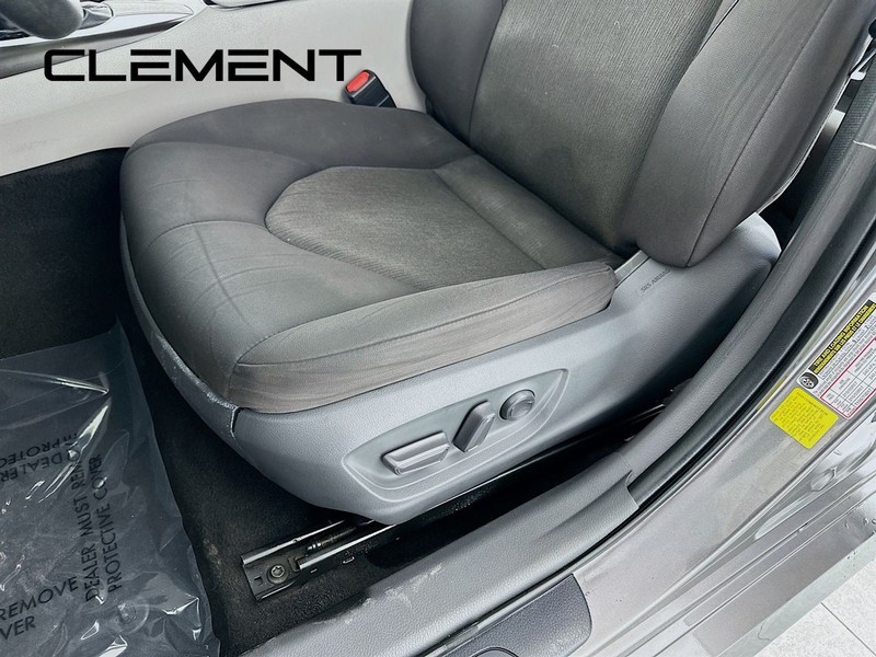 Toyota Camry Vehicle Full-screen Gallery Image 27