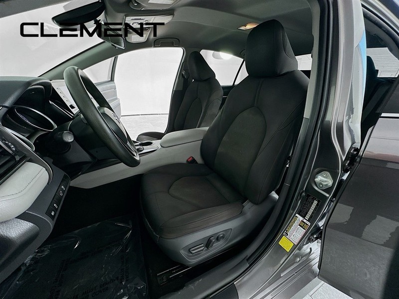 Toyota Camry Vehicle Full-screen Gallery Image 28