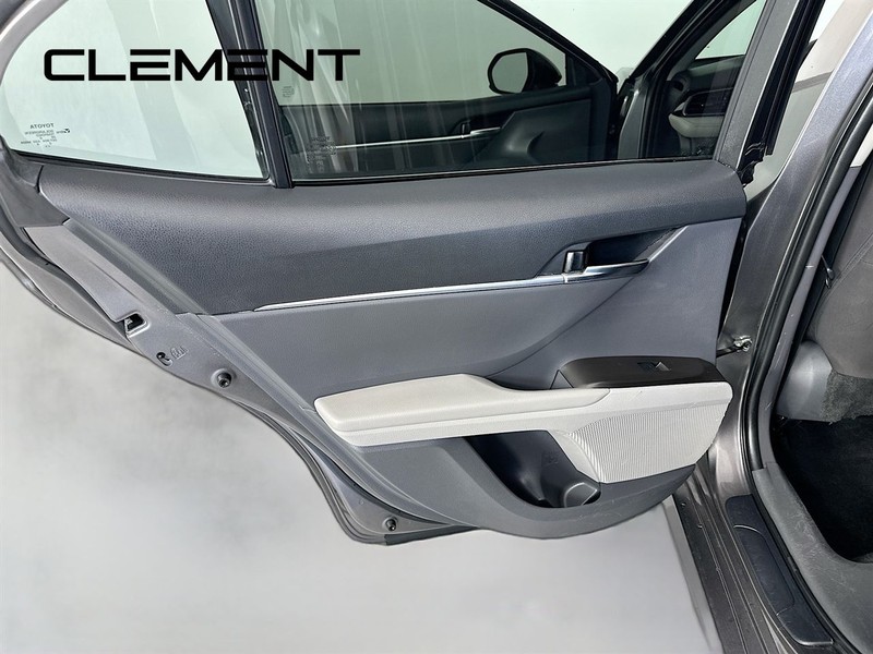 Toyota Camry Vehicle Full-screen Gallery Image 29