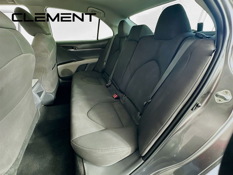 Toyota Camry Vehicle Full-screen Gallery Image 30