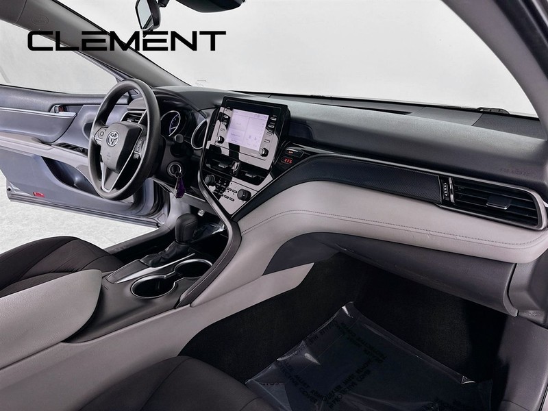 Toyota Camry Vehicle Full-screen Gallery Image 32