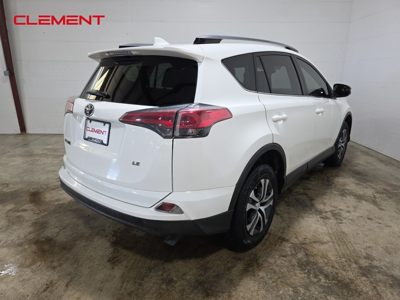 Toyota RAV4 Vehicle Full-screen Gallery Image 6