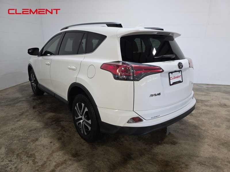 Toyota RAV4 Vehicle Full-screen Gallery Image 8