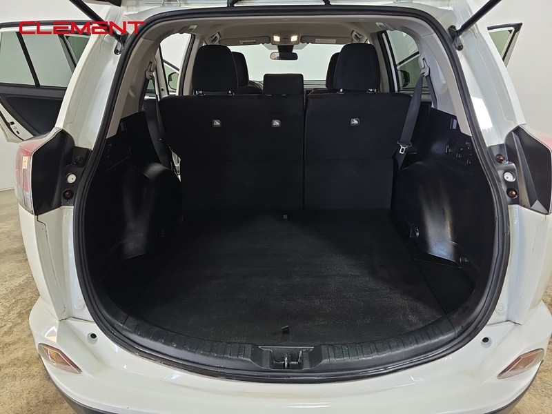 Toyota RAV4 Vehicle Full-screen Gallery Image 9