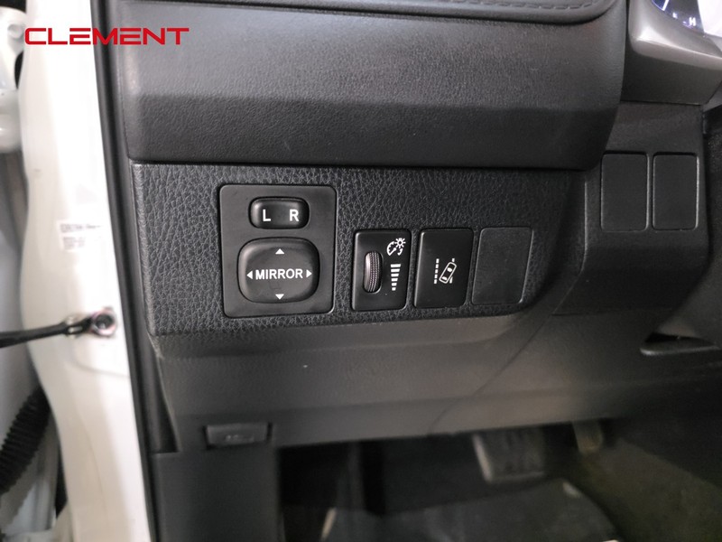 Toyota RAV4 Vehicle Full-screen Gallery Image 11