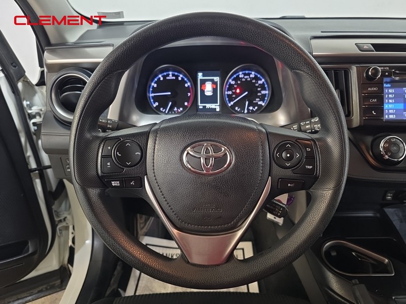Toyota RAV4 Vehicle Full-screen Gallery Image 12
