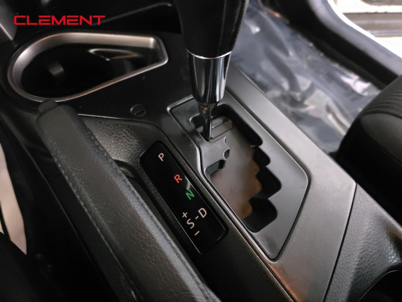 Toyota RAV4 Vehicle Full-screen Gallery Image 20