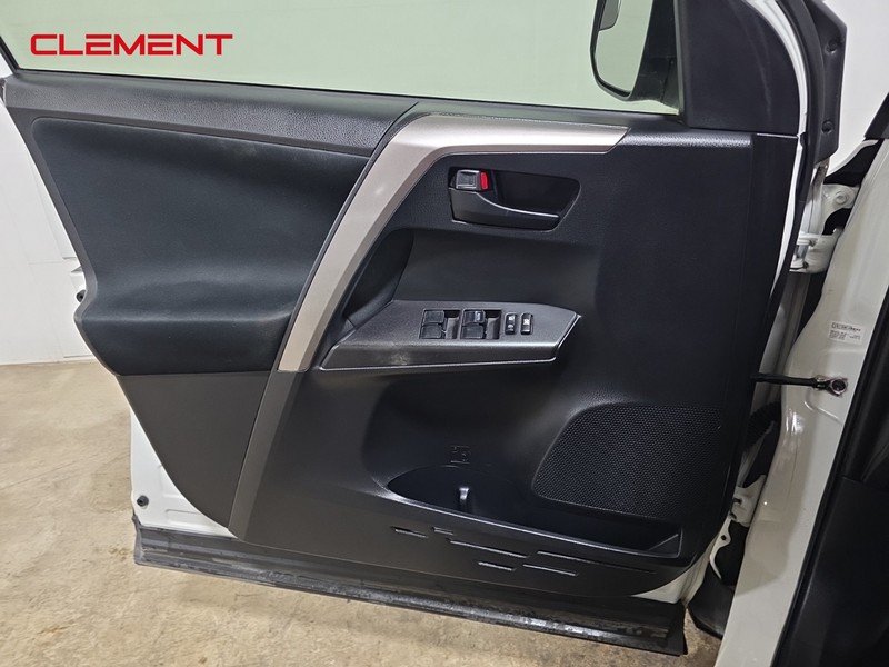 Toyota RAV4 Vehicle Full-screen Gallery Image 22