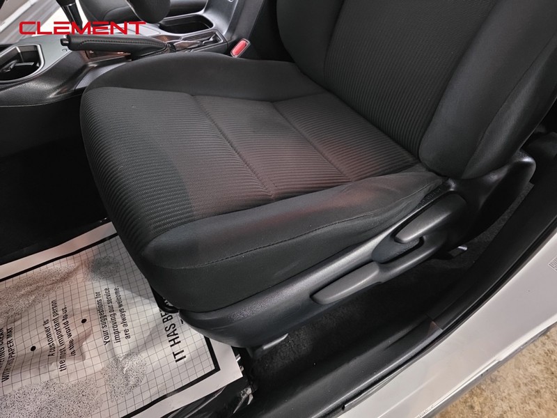 Toyota RAV4 Vehicle Full-screen Gallery Image 23