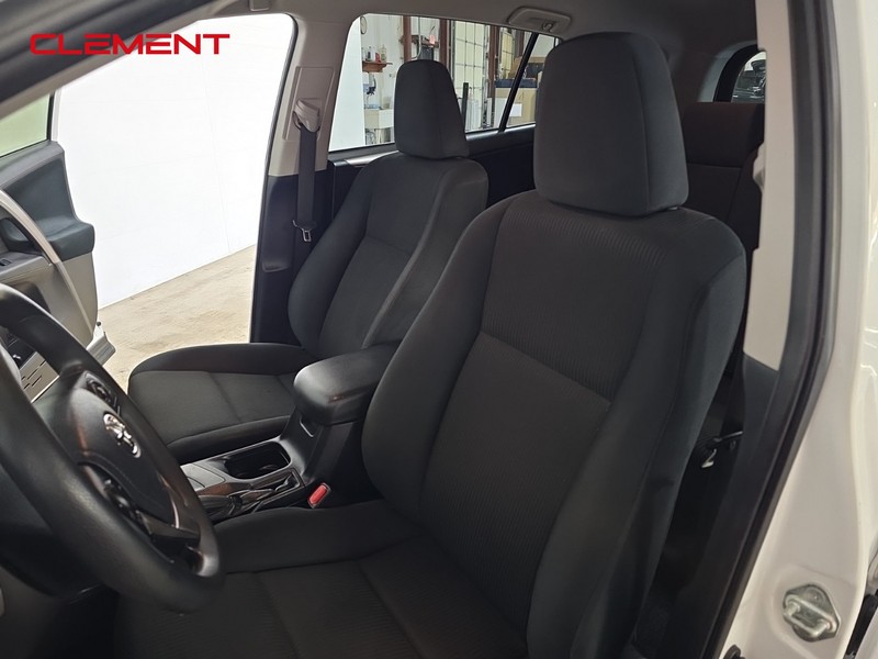 Toyota RAV4 Vehicle Full-screen Gallery Image 24