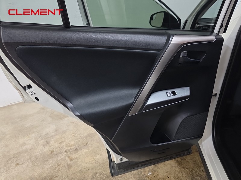 Toyota RAV4 Vehicle Full-screen Gallery Image 25