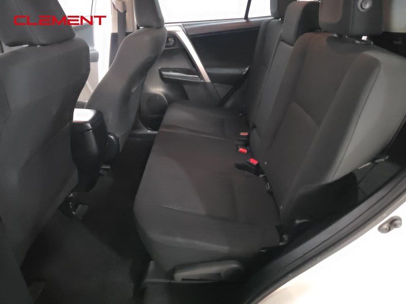 Toyota RAV4 Vehicle Full-screen Gallery Image 26