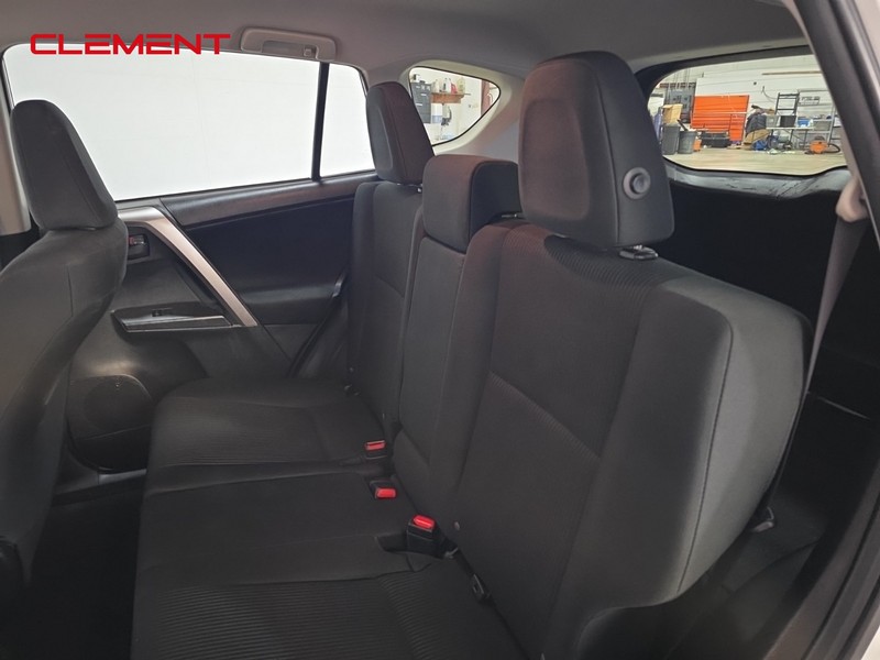 Toyota RAV4 Vehicle Full-screen Gallery Image 27