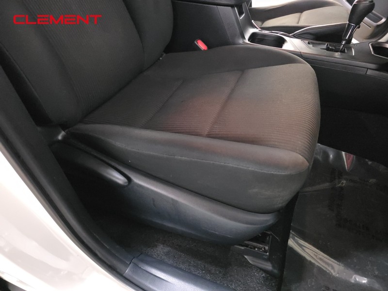 Toyota RAV4 Vehicle Full-screen Gallery Image 28