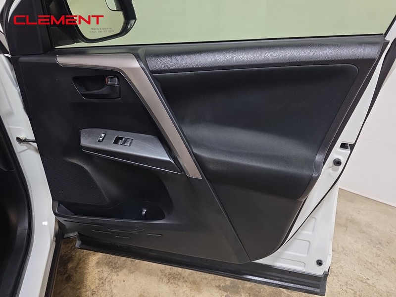 Toyota RAV4 Vehicle Full-screen Gallery Image 30