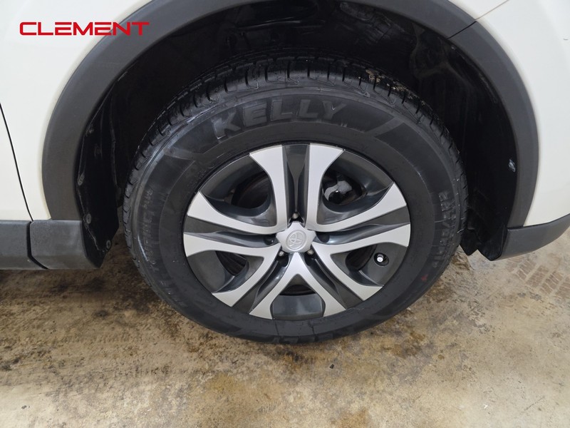 Toyota RAV4 Vehicle Full-screen Gallery Image 31