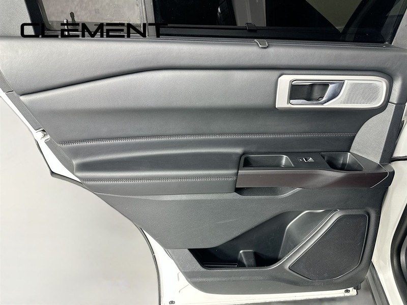 Ford Explorer Vehicle Image 32