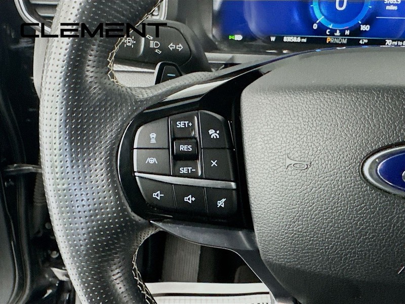 Ford Explorer Vehicle Full-screen Gallery Image 15