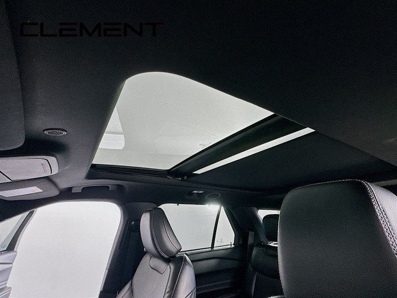 Ford Explorer Vehicle Full-screen Gallery Image 26