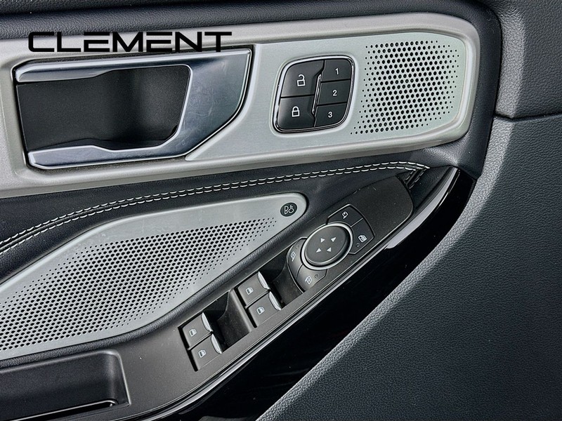 Ford Explorer Vehicle Full-screen Gallery Image 28