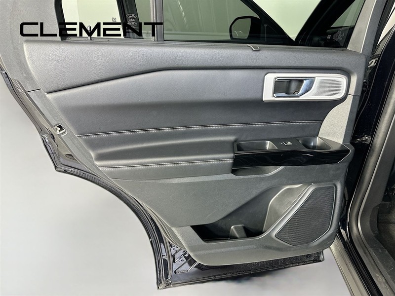 Ford Explorer Vehicle Full-screen Gallery Image 32