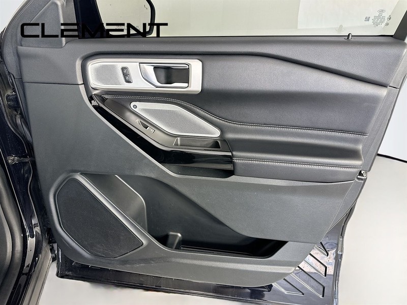 Ford Explorer Vehicle Full-screen Gallery Image 38