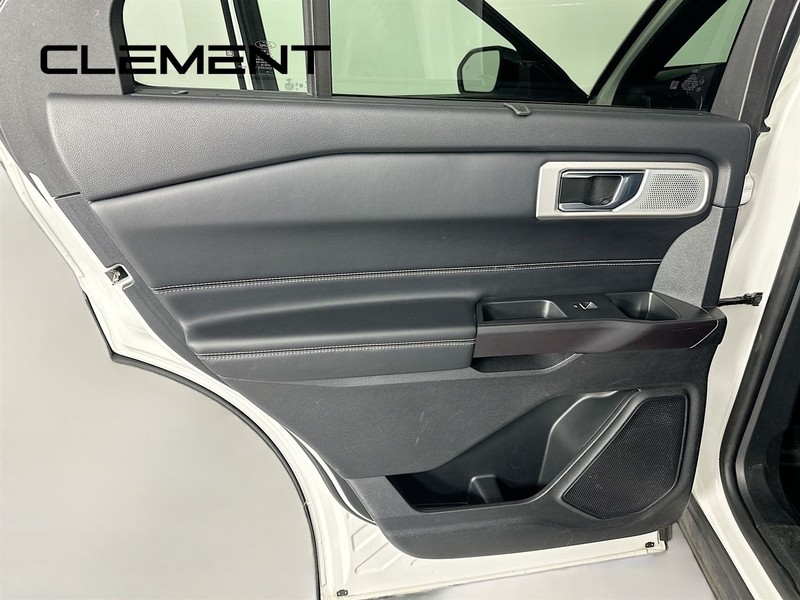 Ford Explorer Vehicle Image 32