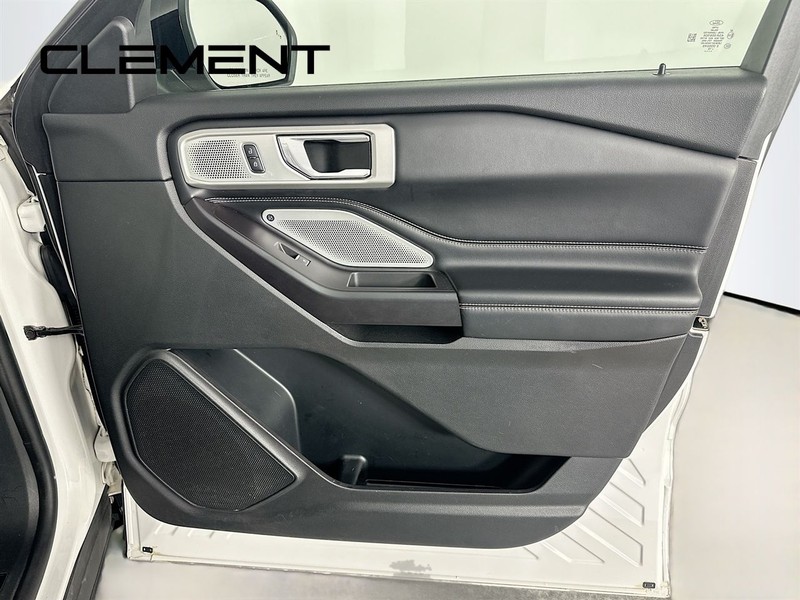 Ford Explorer Vehicle Image 38