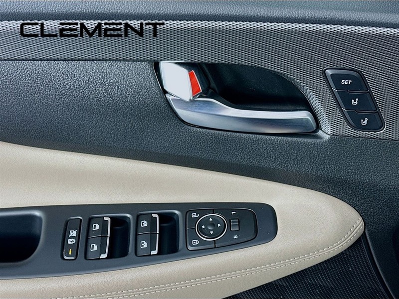 Hyundai Santa Fe Vehicle Full-screen Gallery Image 28