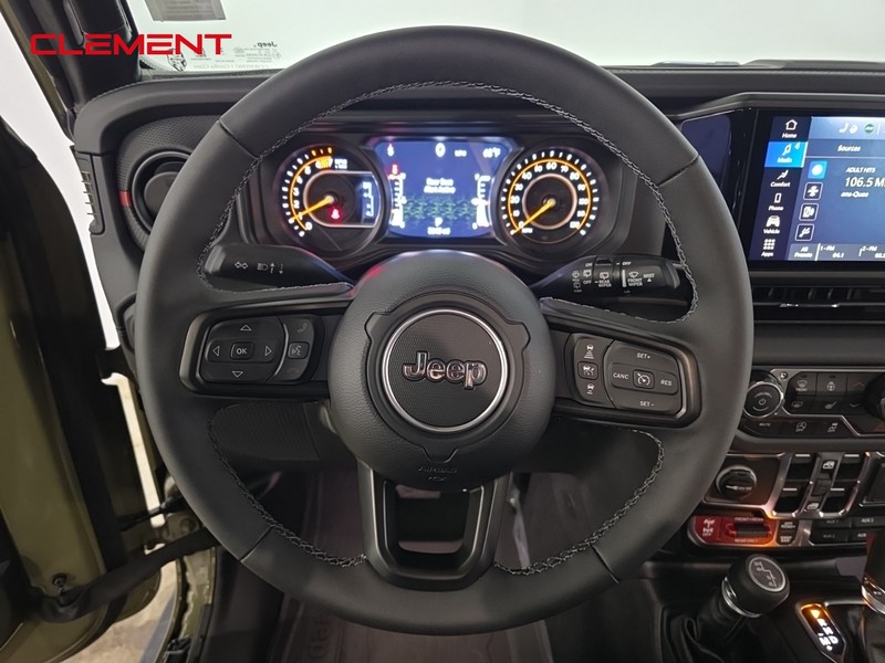 Jeep Wrangler Vehicle Full-screen Gallery Image 12