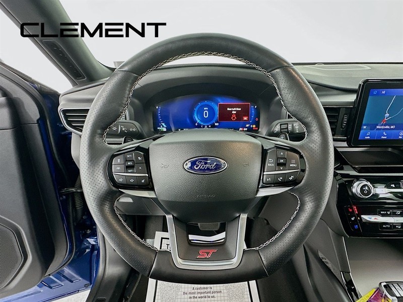 Ford Explorer Vehicle Image 14