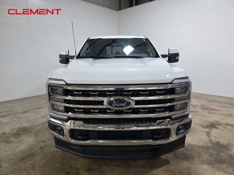 Ford Super Duty F-250 SRW Vehicle Full-screen Gallery Image 2