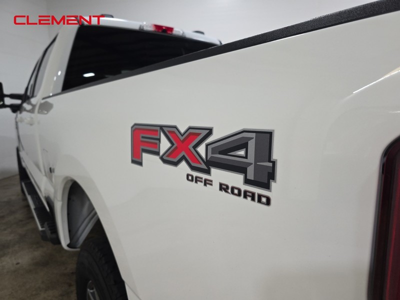 Ford Super Duty F-250 SRW Vehicle Full-screen Gallery Image 9